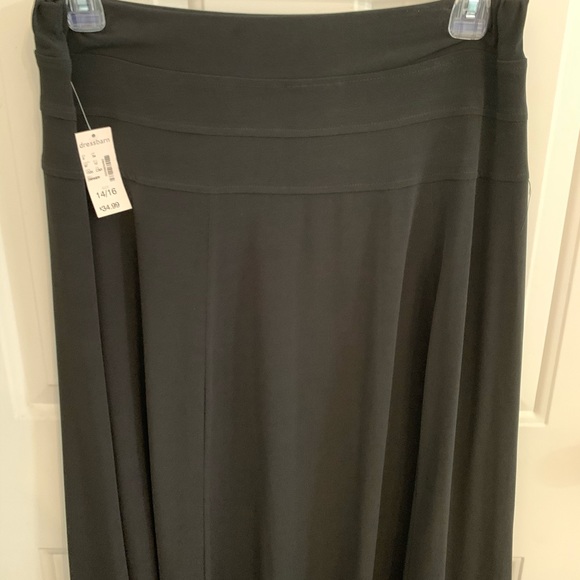 NWT, black skirt. Size 14/16. Elastic waist - Picture 2 of 5